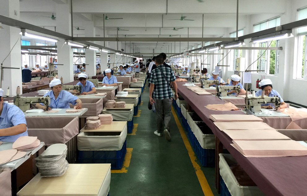 3-參觀整齊有序的企業(yè)現(xiàn)場.jpg